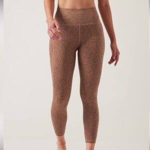 Athleta Salutation Stash Pocket II Printed 7/8 Tight Beige Leopard‎ Size XS